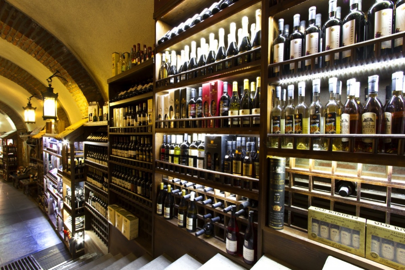 bar-MANDELIEU LA NAPOULE-min_world_street_travel_shop_canon_georgia_wine_bottles-429767